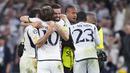 Selebrasi para pemain Real Madrid merayakan kemenangan 2-1 atas Bayern Munchen setelah berakhirnya laga leg kedua semifinal Liga Champions 2023/2024 di Santiago Bernabeu Stadium, Madrid, Rabu (8/5/2024). (AP Photo/Manu Fernandez)