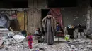 Talal Al-Assali, 64 tahun, berpose di depan rumahnya yang hancur di Jabalia, Jalur Gaza utara, pada 9 Februari 2025. (Bashar TALEB/AFP)