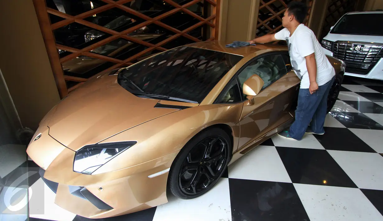 Petugas membersihkan mobil Lamborghini Aventador LP 700-4 tahun 2013 di Auto One Cars Boutique, Jakarta, Senin (5/10/2015). Mobil sport mewah tersebut akan dilelang DJKN Kemenkeu dengan nilai limit Rp 8,26 miliar. (Liputan6.com/Immanuel Antonius)