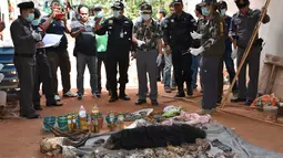 Petugas memeriksa puluhan bangkai anak Harimau yang ditemukan di kuil harimau, Bangkok , Thailand, (1/6/2016). Petugas telah memindahkan 52 ekor harimau yang masih hidup dari kuil tersebut dan masih ada sekitar 85 harimau lagi. (Daily News/via REUTERS)
