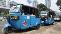 Warga menaiki bajaj berbahan bakar gas (BBG) di kawasan Jakarta Pusat. (Liputan6.com/Gempur M Surya)