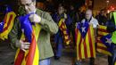 Suporter membawa bendera "Estelada" (bendera separatis Catalan) sebelum laga Liga Champions grup E antara Barcelona dan Bate Borisov di Stadion Camp Nou, Barcelona, Spain, Rabu (4/11/2015). (AFP PHOTO/ Pau Barrena)