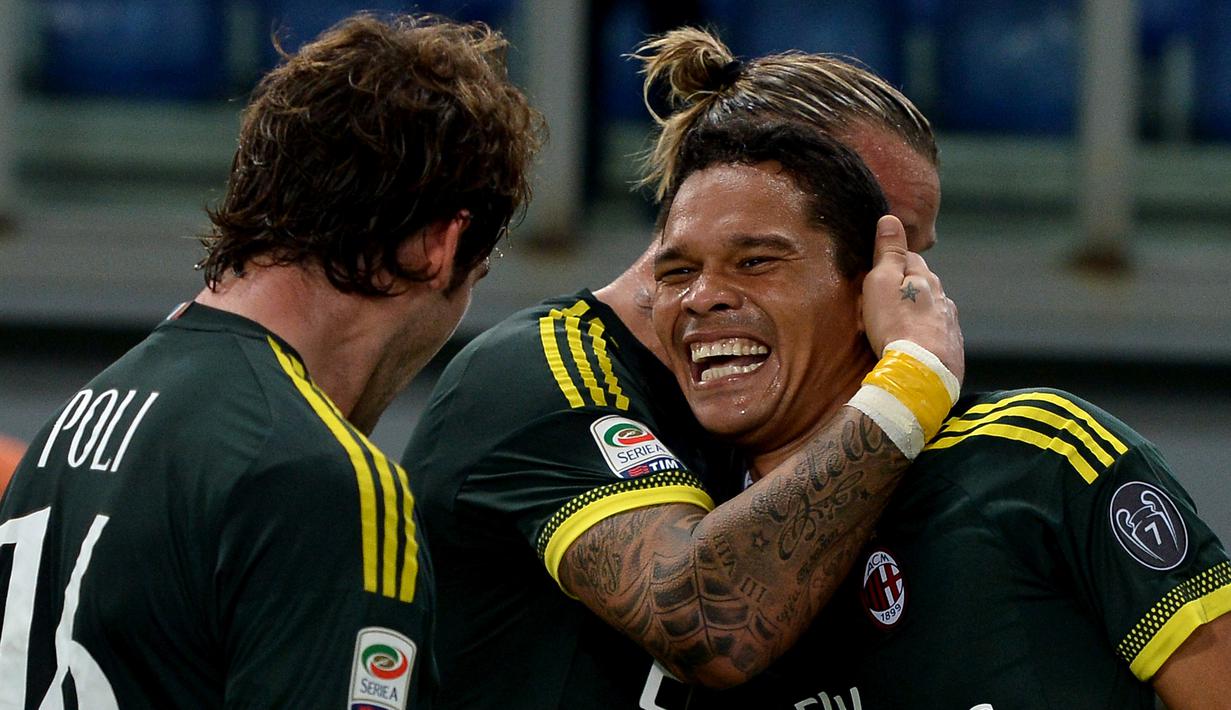 Carlos Bacca disambut rekan-rekannya setelah mencetak gol ketiga ke gawang Lazio dalam lanjutan Serie A Italia di Stadion Olimpico, Roma, Senin (2/11/2015) dini hari WIB. (AFP Photo/Tiziana Fabi)