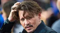 Ekspresi Johnny Depp saat menghadiri pemutaran perdana film Disney "Pirates of the Caribbean: Dead Men Tell No Tales" di Shanghai (11/5). (AFP Photo/Johannes Eiselle) 