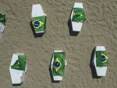 Bendera nasional Brasil yang dilubangi untuk mewakili anak-anak yang terbunuh oleh peluru nyasar dibentangkan di atas peti mati sebagai bagian dari protes di pantai Copacabana, Rio de Janeiro, Brasil, Sabtu, 19 Agustus 2023. (AP Photo/Bruna Prado)