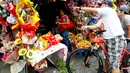 Seorang pembeli melihat bunga yang dijajakan di sebuah pasar bunga sehari sebelum Valentine Day di Manila, Filipina, Rabu (13/2). Sudah tradisi di seluruh dunia, setiap hari valentine identik dengan pemberian bunga atau coklat. (AP Photo/Bullit Marquez)