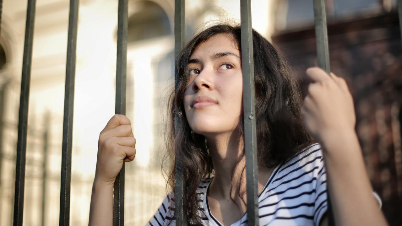 Merasa Sepi di Tengah Keramaian