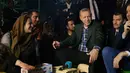 Presiden Turki, Tayyip Erdogan berbincang dengan sjeumlah orang saat berbuka puasa bersama warga di sebuah taman di Istanbul pada Senin (27/5/2019). Buka puasa bersama tersebut dilakukan Erdogan agar lebih dekat dengan warganya. (Murat Kula/Presidential Press Office/Handout via REUTERS)