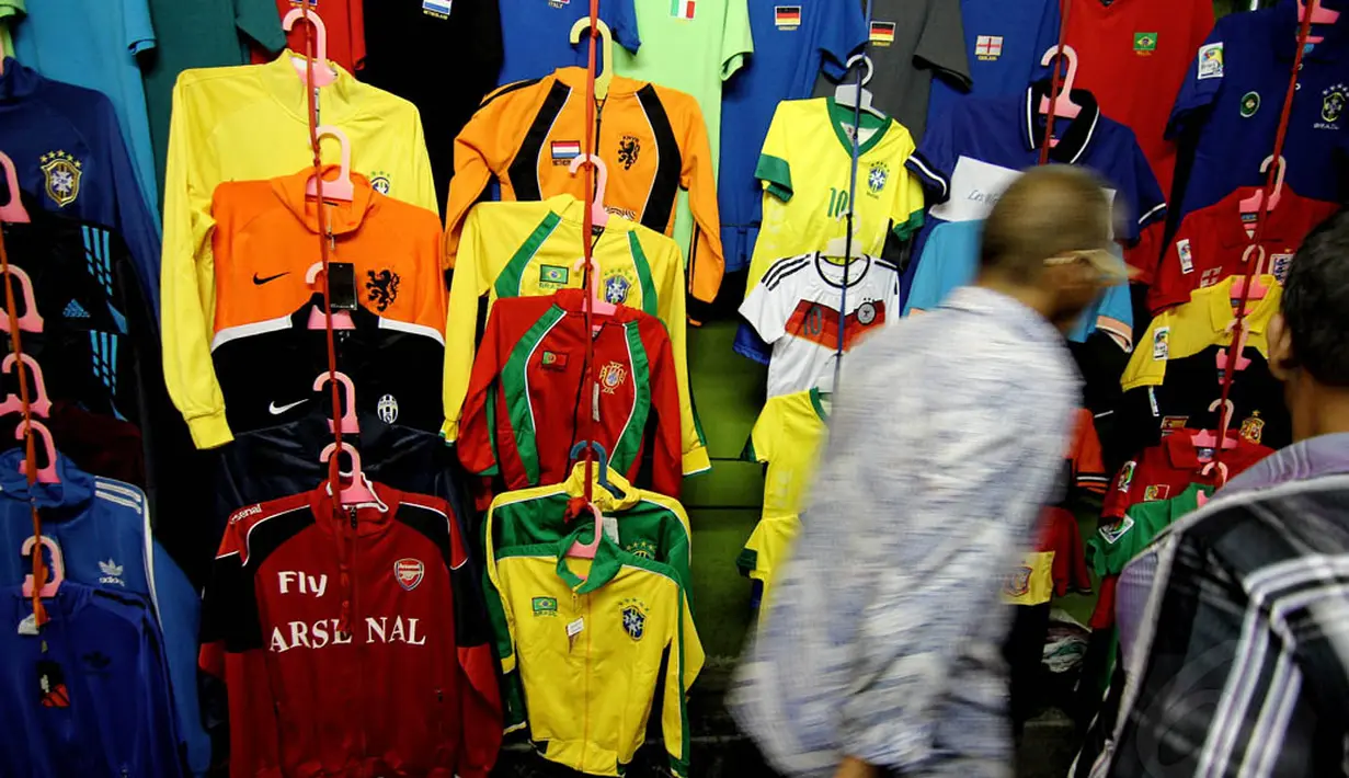 Penjual jersey atau baju seragam berlogokan tim Piala Dunia 2014 banyak bermunculan di sejumlah kawasan Jakarta, Rabu (11/6/14). (Liputan6.com/Faizal Fanani)