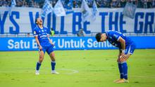 Gelandang Persib Bandung, Adam Alis (kiri), meluapkan kegembiraan setelah timnya ditahan 0-0 Persijap Jepara pada laga terakhir BRI Super League musim ini di Stadion Gelora Bandung Lautan Api (GBLA), Sabtu (23/05/2026) dini hari WIB. Hasil tersebut sudah cukup membawa Persib menutup musim di puncak klasemen, sekaligus merengkuh trofi juara liga. (Bola.com/Bagaskara Lazuardi)