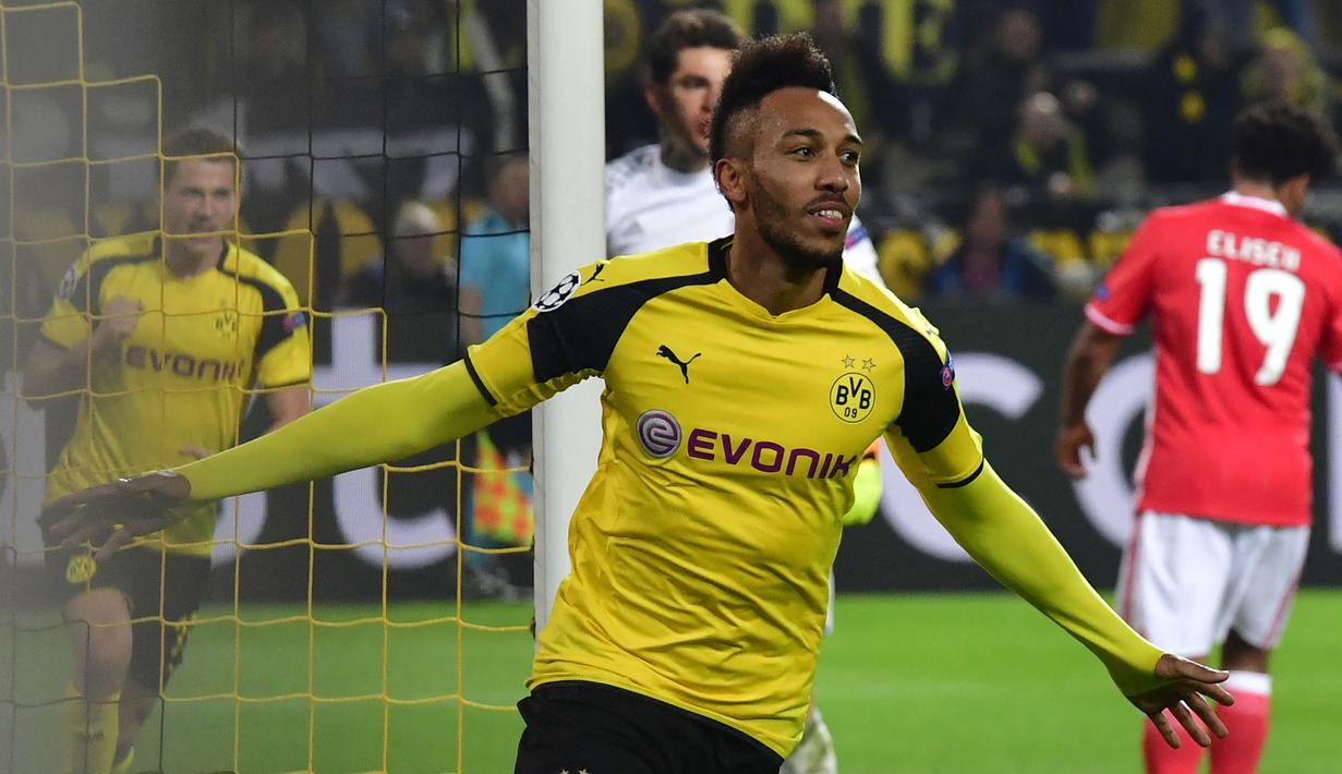 Lima musim membela Borussia Dortmund di Liga Jerman sejak awal musim 2013/2014 hingga tengah musim 2017/2018, Pierre-Emerick Aubameyang mampu mencetak total 141 gol dan 36 assist dari 213 laga di semua ajang kompetisi, termasuk 6 kali hattrick, di mana tiga di antaranya dibuat di Liga Jerman dan sisanya masing-masing diciptakan di Liga Champions, Liga Europa dan DFB Pokal. (AFP/John MacDougall)