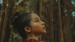 Punya kulit eksotis dan paras manis, Putri Marino buat netizen memujinya saat pamer kain etnik di laman Instagramnya. (Liputan6.com/IG/@putrimarino)