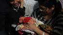 Kini Toni dan Lasmaria bisa bernapas lega setelah petugas kepolisian berhasil menemukan bayi Toni di rumah kontrakan penculik berinisial DA di kawasan Pasir Kaliki, Bandung (ANTARA FOTO/Novrian Arbi)