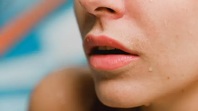 Benarkah Lip Balm Memperburuk Bibir Kering dan Pecah-Pecah?