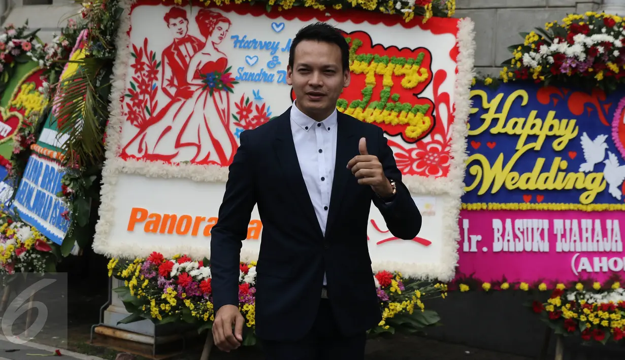 Ben Joshua saat menghadiri pemberkataan Harvey Moeis dan Sandra Dewi di Gereja Katedral, Jakarta, Selasa (8/11). Pernikahan Sandra dan Harvey turut dihadiri Gubernur DKI Jakarta, Basuki T Purnama. (Liputan6.com/Herman Zakharia)