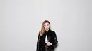 Chloe Grace Moretz memancarkan aura rocker dengan jaket kulit, rok mini zip-up kulit monogram, serta tas Reverse Monogram small trunk.  [Foto: Louis Vuitton].
