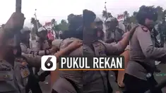 Salah seorang polisi memukul kepala rekannya dengan tonfa.