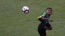 Pemain Timnas Indonesia, Febri Hariyadi, mengontrol bola saat latihan di Stadion Madya Senayan, Jakarta, Jumat (8/3). Latihan ini merupakan persiapan jelang laga persahabatan melawan Myanmar. (Bola.com/Vitalis Yogi Trisna)