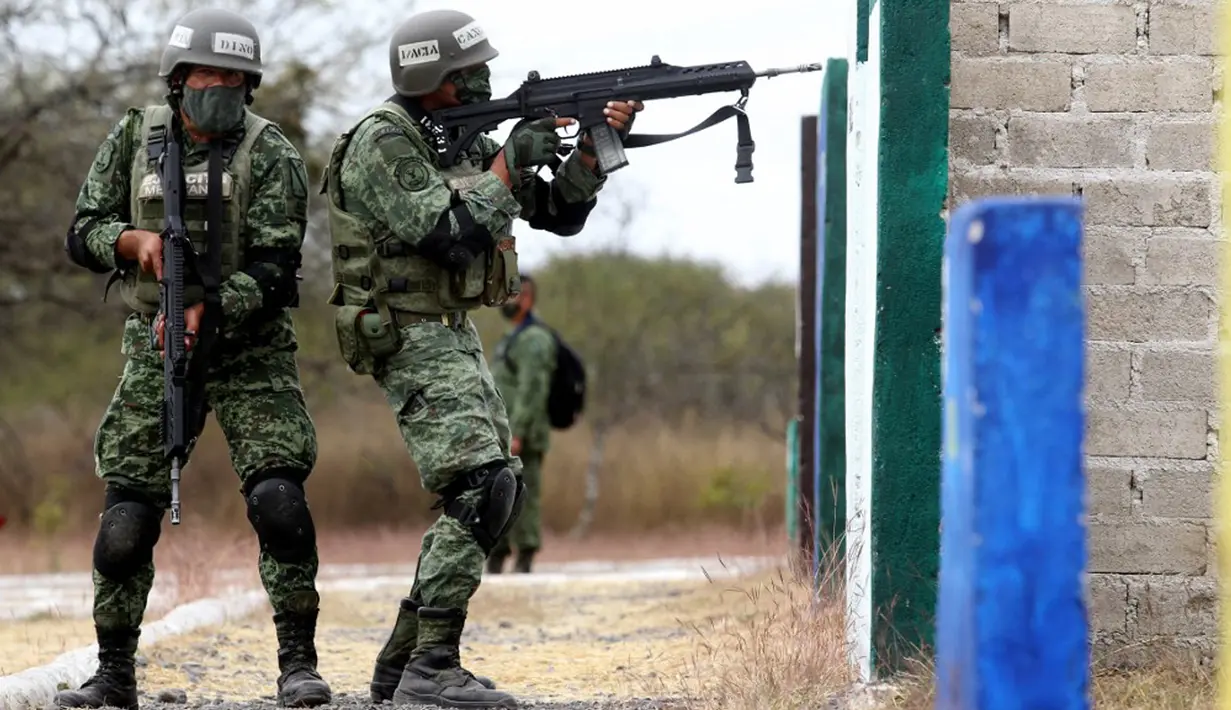 Anggota Angkatan Darat Meksiko melakukan manuver senapan FX-05 Xiuhcoatl buatan Meksiko saat pelatihan pasukan khusus di Pangkalan Militer Los Capulines, Jamay, Jalisco, Meksiko, 21 Januari 2022. Tentara Meksiko melatih 650 anggota keamanan nasional dan keamanan dalam negeri. (ULISES RUIZ/AFP)