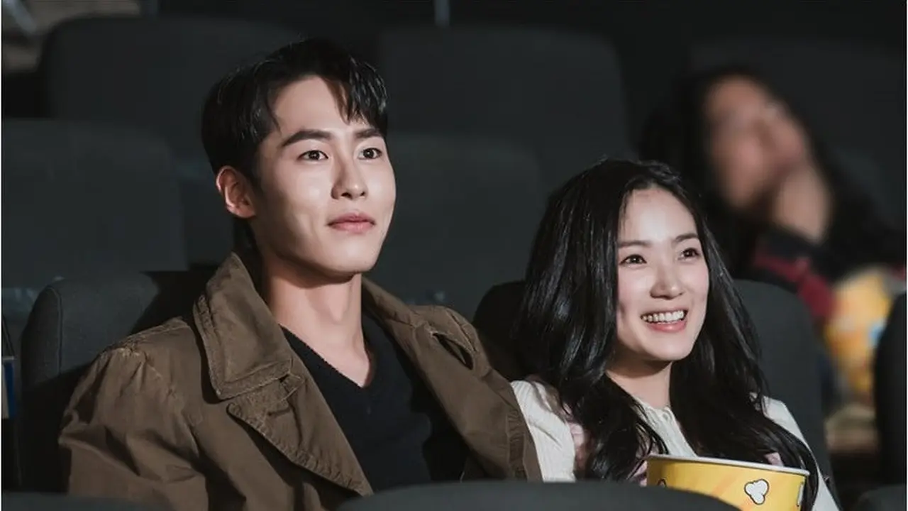 Dua bintang Extraordinary You, Kim Hye Yoon dan Lee Jae Wook saat menjadi cameo di True Beauty. (tvN via Soompi)