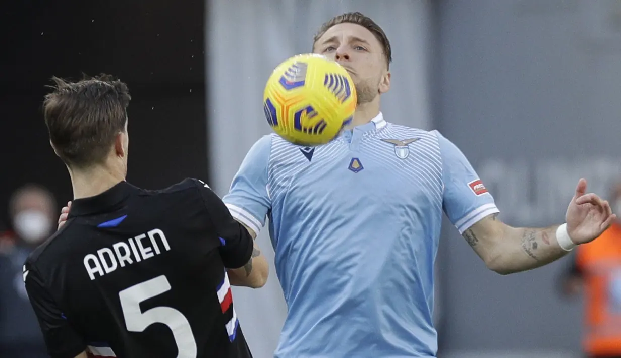 Ciro Immobile (kanan) beberapa kali juga merepotkan barisan pertahanan Sampdoria. (Foto: AP/Gregorio Borgia)