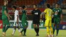 Kapten tim PS Sleman, Mohammad Bagus Nirwanto pun memprotes keputusan Yudi Nurcahya karena memberikan tendangan bebas bagi kubu lawan. (Foto: Bola.com/Ikhwan Yanuar)