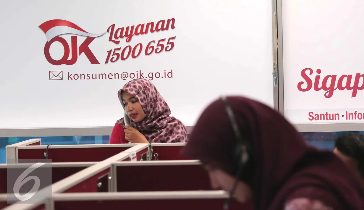 Petugas tengah melakukan pelayanan call center di Kantor Otoritas Jasa Keuangan (OJK), Jakarta. (Liputan6.com/Angga Yuniar)