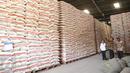 Presiden Jokowi bersama Menteri BUMN Rini Soemarno dan Dirut Bulog Djarot Kusumayakti meninjau stok beras di Gudang Bulog, Jakarta, Jumat (2/10). Jokowi melepas secara simbolis 1.034 ton beras untuk 5 kota besar di Indonesia. (Liputan6.com/Faizal Fanani)