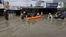 Hujan deras yang mengguyur sejak Senin (7/7) malam hingga Selasa dini hari (8/7/2025) membuat Kali Angke meluap dan menyebabkan banjir sehingga membuat akses jalan penghubung Tangerang-Jakarta terputus. (Liputan6.com/Angga Yuniar)