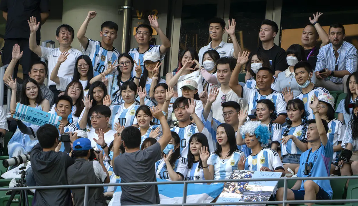 <p>Penggemar Timnas Argentina di China berfoto saat menyaksikan tim berlatih satu hari menjelang pertandingan sepak bola persahabatan melawan Australia di Beijing, China, Rabu (14/6/2023). (AP Photo/Mark Schiefelbein)</p>
