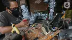 Animator Toto Sihono, membuat produk berupa pajangan dari limbah komponen elektronik di Galeri Artos Griya Asri Pamulang, Tangerang Selatan, Rabu (16/8/2020). Produk dari limbah elektronik yang digeluti sejak tahun 2016 dijual dengan harga Rp250 - 350 ribu perbuah. (Liputan6.com/Fery Pradolo)