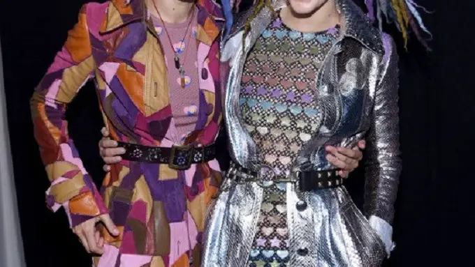 Gigi Hadid dan Kendall Jenner tak memiliki lutut saat menjadi model sampul majalah W. (AFP/Bintang.com)