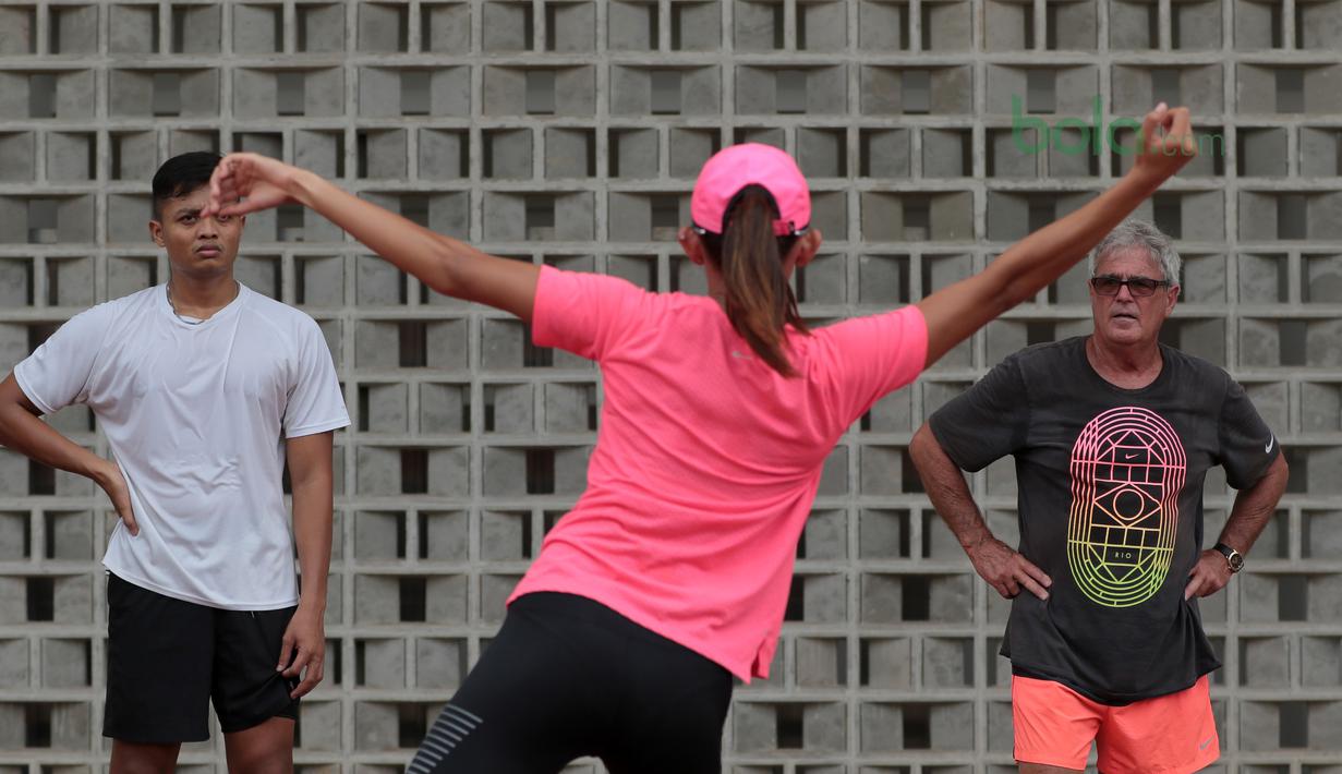 Pelatih atletik, Harry Mara (kanan) dan  Hafiz memperhatikan gerakan Emilia saat sesi latihan di Stadion Madya, Jakarta, Kamis (7/6/2018). Latihan tersebut merupakan bagian dari persiapan Asian Games 2018. (Bola.com/Nick Hanoatubun)