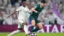 Hingga babak kedua berakhir, skor 3-0 untuk kemenangan Real Madrid bertahan. Tampak dalam foto, pemain Real Madrid, Vinicius Junior (kiri) berebut bola dengan Abdukodir Khusanov dari Manchester City saat pertandingan leg pertama babak 16 besar Liga Champions 2025/2026 di stadion Santiago Bernabeu, Rabu 11 Maret 2026 waktu setempat atau Kamis 12 Maret 2026 dini hari WIB. (AP Photo/Jose Breton)