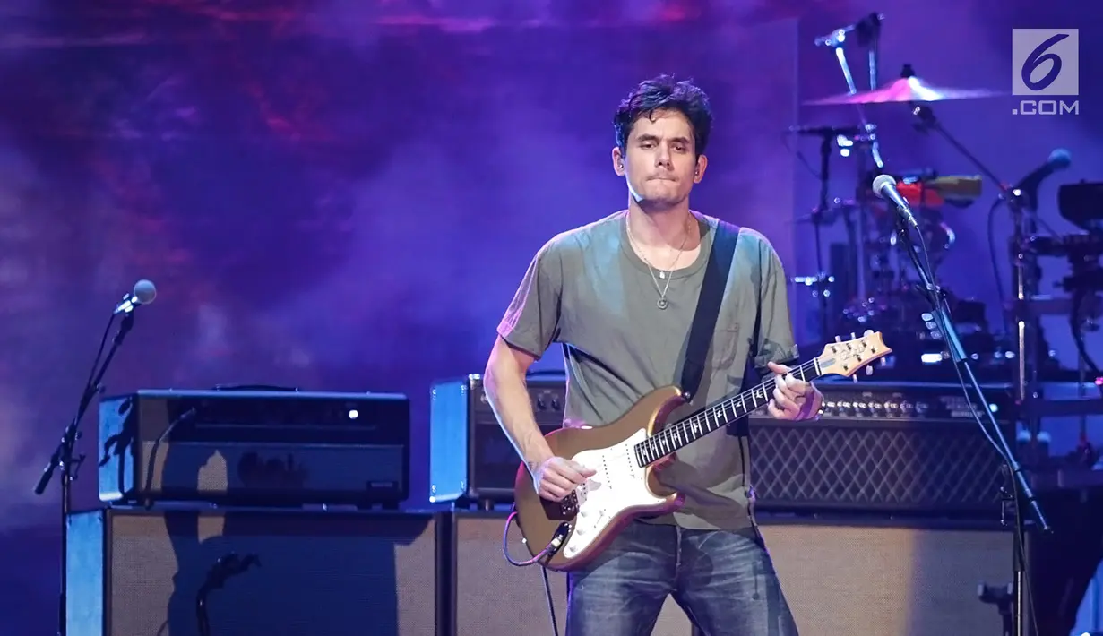 Penampilan penyanyi asal Amerika Serikat,  John Mayer saat tampil dalam konser bertajuk John Mayer Asia Tour 2019 di ICE BSD City, Tangerang, Jumat (5/4/2019). Dalam konser perdananya di Indonesia tersebut, John Mayer tampil kasual dengan t-shirt hijau dan jeans panjang. (Fimela.com/Bambang E. Ros)