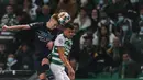 Gelandang Manchester City Oleksandr Zinchenko dan gelandang Sporting Lisbon Matheus Nunes menyundul bola pada leg pertama 16 besar Liga Champions 2021/2022 di Estadio Jose Alvalade, Rabu (16/2/2022) dini hari WIB.  Manchester City mengalahkan tuan rumah Sporting CP 5-0 (PATRICIA DE MELO MOREIRA/AFP)