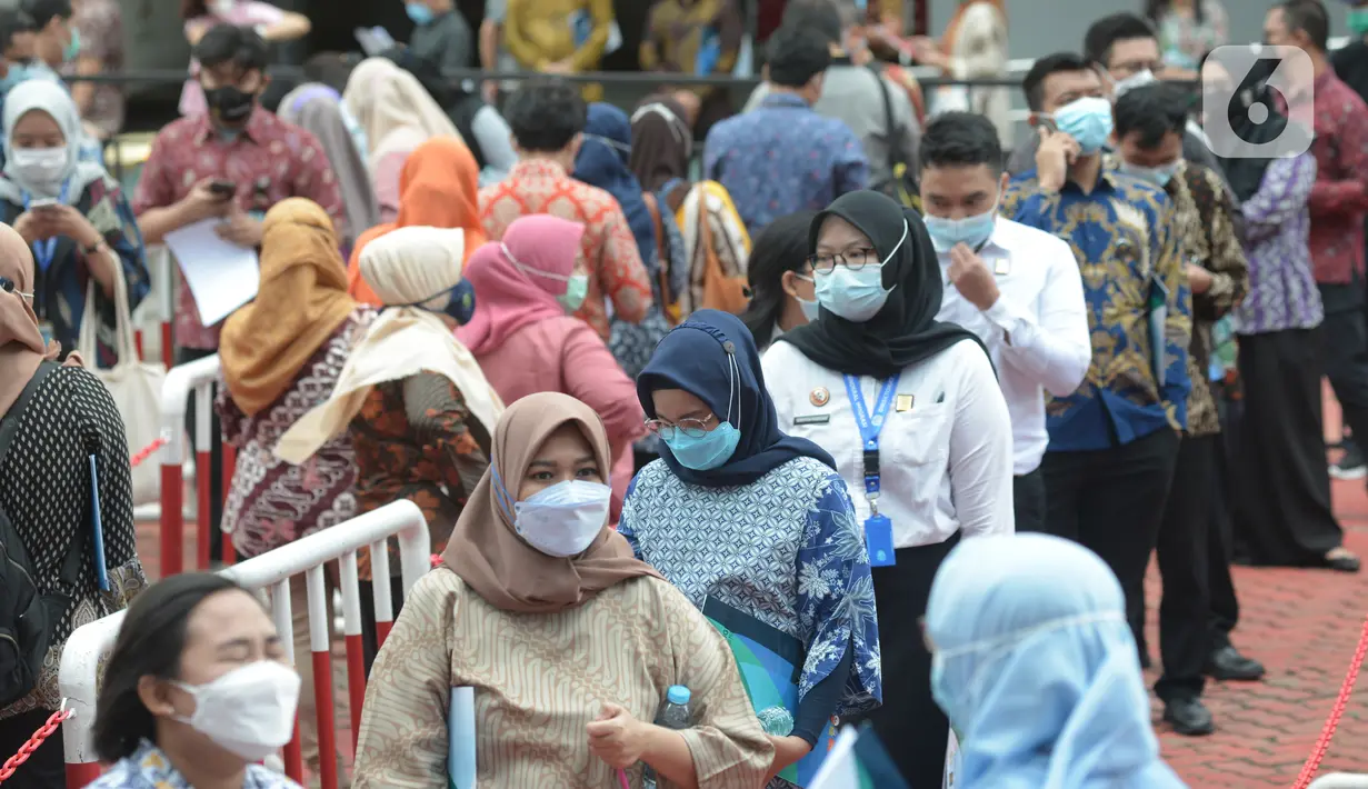 Pekerja mengantre mengikuti vaksinasi massal Covid-19 di lingkungan kerja Kemenkumham, Jumat (12/3/2021). Sebanyak 1000 an lebih vaksin yang di berikan untuk Ditjen Imigrasi Kemenkumham sebagai salah satu upaya dalam rangka pencegahan dan penanggulangan Covid-19. (merdeka.com/Imam Buhori)