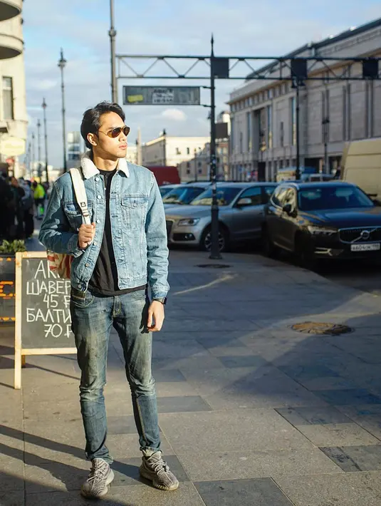 Saat pergi berlibur, pelantun lagu 'Terindah di Hidupku' ini juga tak lupa membawa kacamata hitam bernuansa vintage. Dipadukan dengan jaket jeans, pemain film 'Rasuk 2' ini semakin kece. (Liputan6.com/IG/@megantaraaa)
