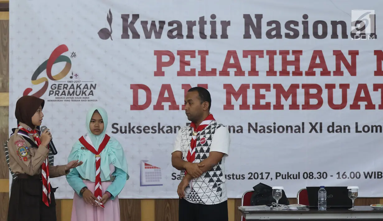 Anggota Pramuka saat mempresentasikan materi membuat video dengan ponsel pada Pelatihan Media Sosial dan Membuat Video Jilid 2, Jakarta, Sabtu (5/8). Pelatihan dalam rangka Raimuna Nasional XI Gerakan Pramuka. (Liputan6.com/Helmi Fithriansyah) 