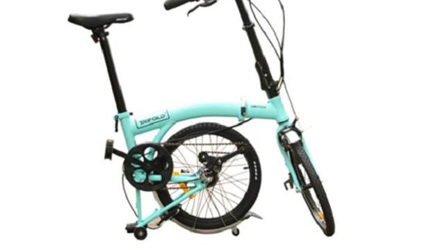 Sepeda lipat United tipe Trifold, punya dua titik engsel lipatan.