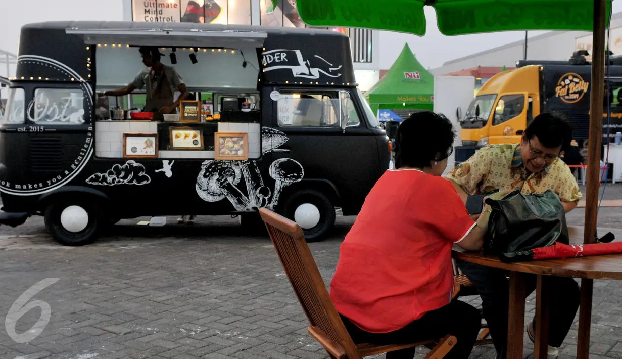 Pengunjung menunggu pesanan makanan yang dijual di atas mobil van di area Food Truck Convoy dalam ajang Indonesia International Motor Show (IIMS) 2015 di JIExpo Kemayoran, Jakarta, Selasa (25/08/2015). (Liputan6.com/Andrian M Tunay)