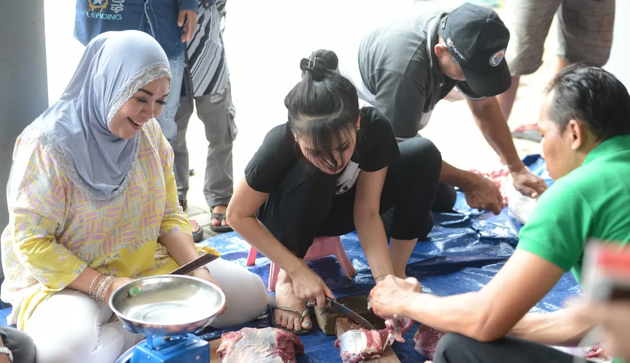 Kebahagiaan begitu dirasakan oleh penyanyi dangdut yang terkenal lewat lagu Alamat Palsu ini. Pasalnya, ia mengaku bisa menyaksikan dan membantu saat penyembelihan. Namun sayang, putrinya takut saat sapinya di sembelih. (Adrian Putra/Bintang.com)