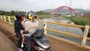 Warga mengabadikan kendaraan pemudik yang melintasi Jembatan Kali Kuto di ruas tol fungsional Batang-Semarang, Gringsing, Jateng, Rabu (13/6). Berfungsinya Jembatan ini akan memperlancar arus mudik dan arus balik Lebaran 2018. (Liputan6.com/Arya Manggala)