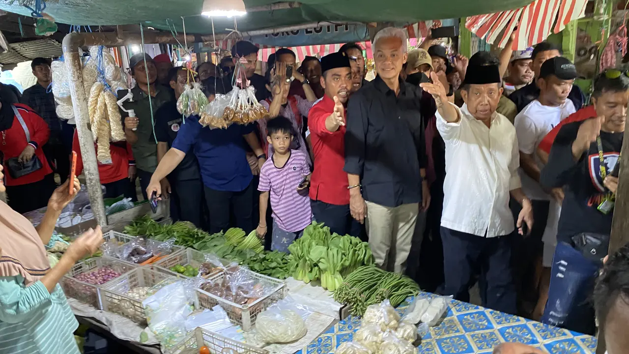 Calon Presiden nomor urut 3, Ganjar Pranowo blusukan ke Pasar Loa, Kulu Kutai Kartanegara, Provinsi Kalimantan Timur pada Rabu (6/12/2023).