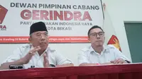Ketua DPC Gerindra Kota Bekasi, Tahapan Bambang Sutopo menunjukkan surat tugas dari DPP untuk Abdul Harris Bobihoe sebagai calon wali kota atau wakil wali kota di Pilkada Kota Bekasi 2024. (Bam Sinulingga/Liputan6.com)