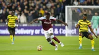 Pemain West Ham United Kurt Zouma (tengah) mengontrol bola saat melawan Watford pada pertandingan sepak bola Liga Inggris di Stadion London, London, Inggris, 8 Februari 2022. West Ham United menang 1-0. (AP Photo/David Cliff)