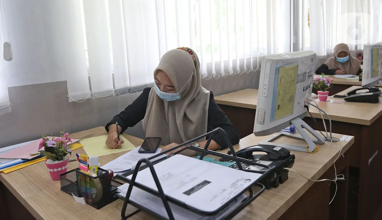 Sejumlah murid sedang Uji Sertifikasi Kompetensi (USK) di SMKN 51, Jakarta, Rabu (7/4/2021). SMKN 51 melakukan uji coba masuk sekolah dan Uji Sertifikasi Kompetensi (USK) dengan protokol kesehatan yang ketat. (Liputan6.com/Herman Zakharia)