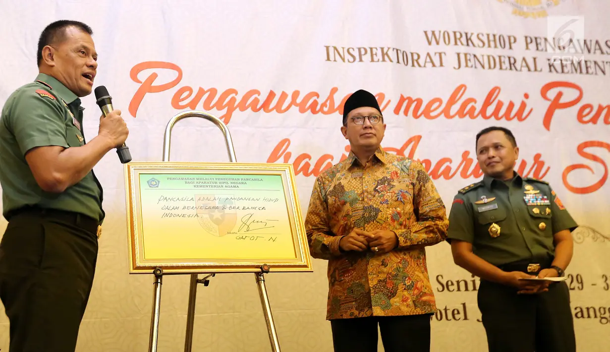 Panglima TNI Jenderal Gatot Nurmantyo memberikan sambutan usai mengisi plakat didampingi Menteri Agama Lukman Hakim Saifuddin pada acara Workshop Pengawasan Inspektorat Jenderal Kemenag di Jakarta, Rabu (31/05). (Liputan6.com/Fery Pradolo)