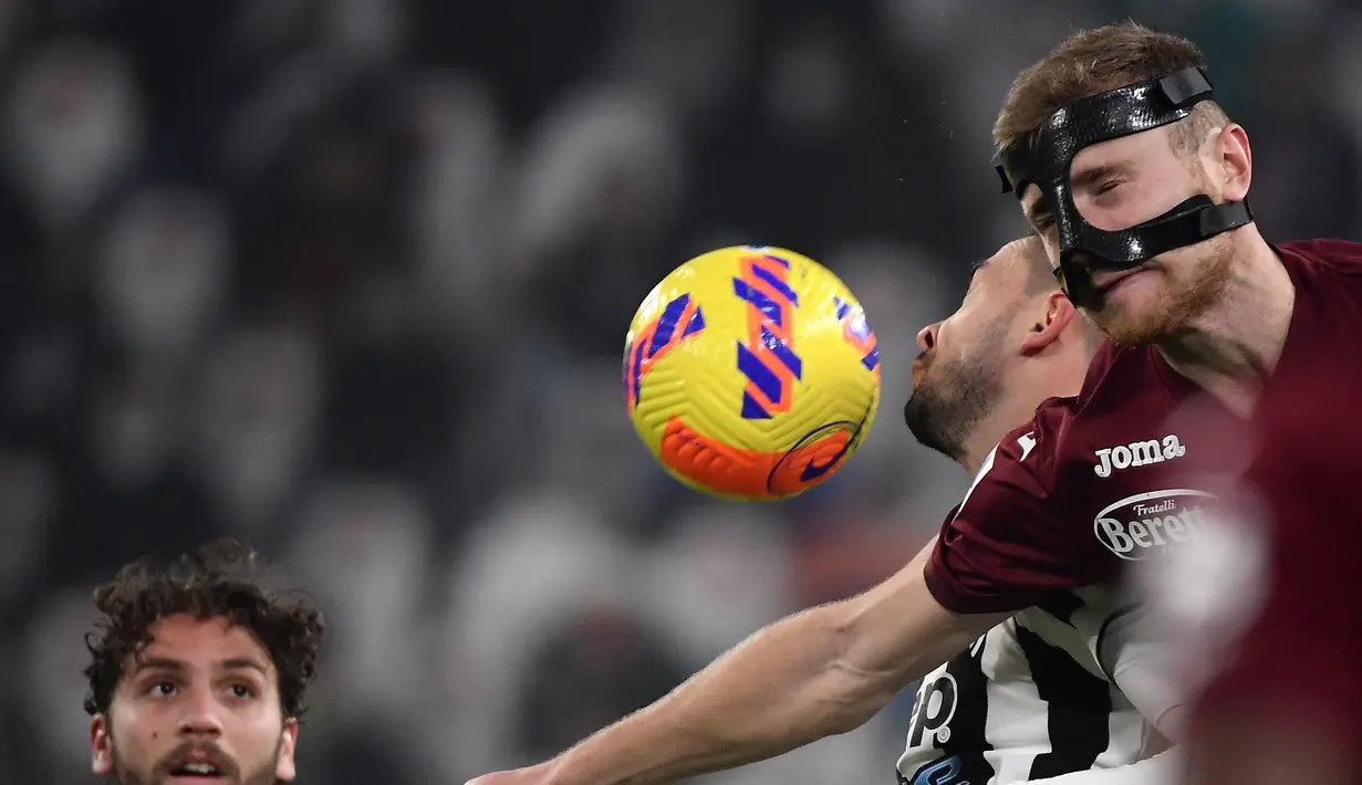 Bek Juventus  Mattia De Sciglio (tengah) berebut bola dengan gelandang Torino Tommaso Pobega (kanan) dalam pekan 26 Serie A Liga Italia di Allianz Stadium, Sabtu (19/2/2022) dinihari WIB. Juventus ditahan imbang Torino 1-1. (Filippo MONTEFORTE / AFP)