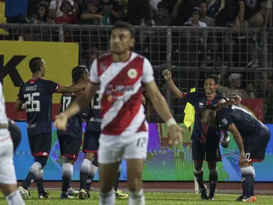 Para pemain Selangor FA merayakan gol yang dicetak Rufino Segovia ke gawang Kuala Lumpur FA pada laga Liga Super Malaysia di Stadion Kuala Lumpur, Cheras, Minggu (4/2/2018). Kuala Lumpur FA kalah 0-2 dari Selangor FA. (Bola.com/Vitalis Yogi Trisna)